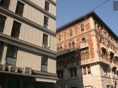 Foto 5. Il secondo, ad angolo con via Cairoli, � ancora pi� emblematico e vede contrapporsi l�ennesima palazzina moderna e il sontuoso palazzo eclettico Ingami Scalvini 